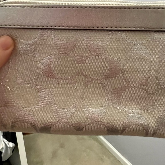 Coach silver wristlet in excellent condition - Picture 5 of 5